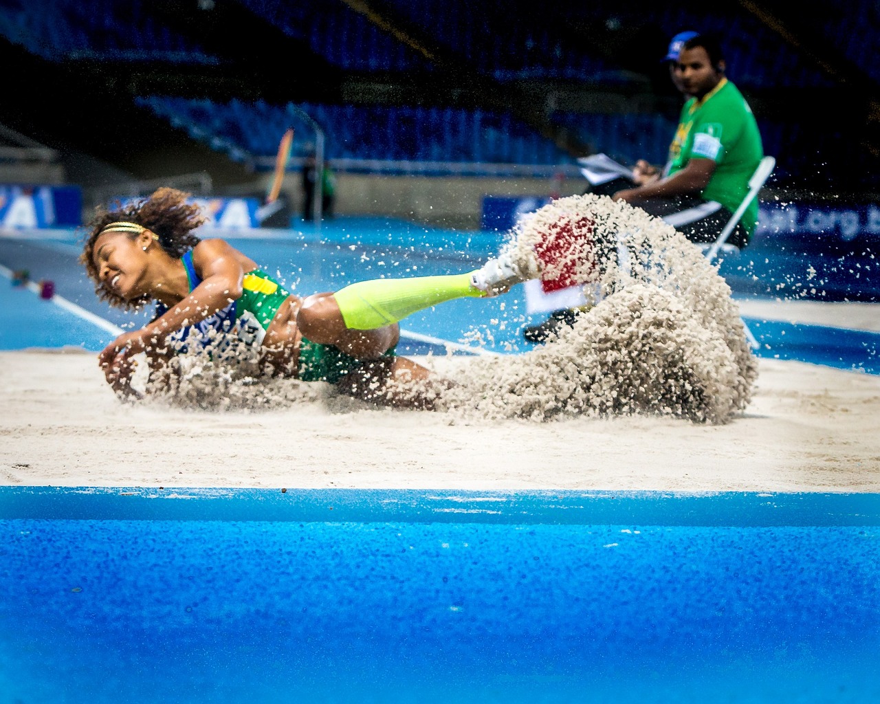 在女子自由泳4x200米接力比赛中，中国队表现出色，获得了铜牌。这场比赛在奥运会上备受关注，因为自由泳接力是中国队的传统优势项目之一。让我们回顾一下这场比赛的精彩瞬间和背景故事。