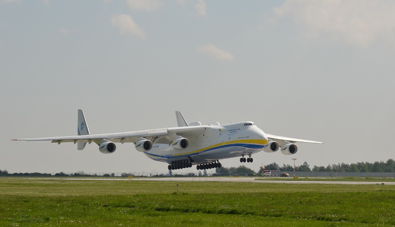 中国8架C919飞机投入商业飞行，标志着中国航空业又一重要里程碑。C919飞机是中国自主研发的大型客机，具有极高的国际关注度和市场潜力。本文将从多个角度深入分析这一事件对中国航空业的影响。